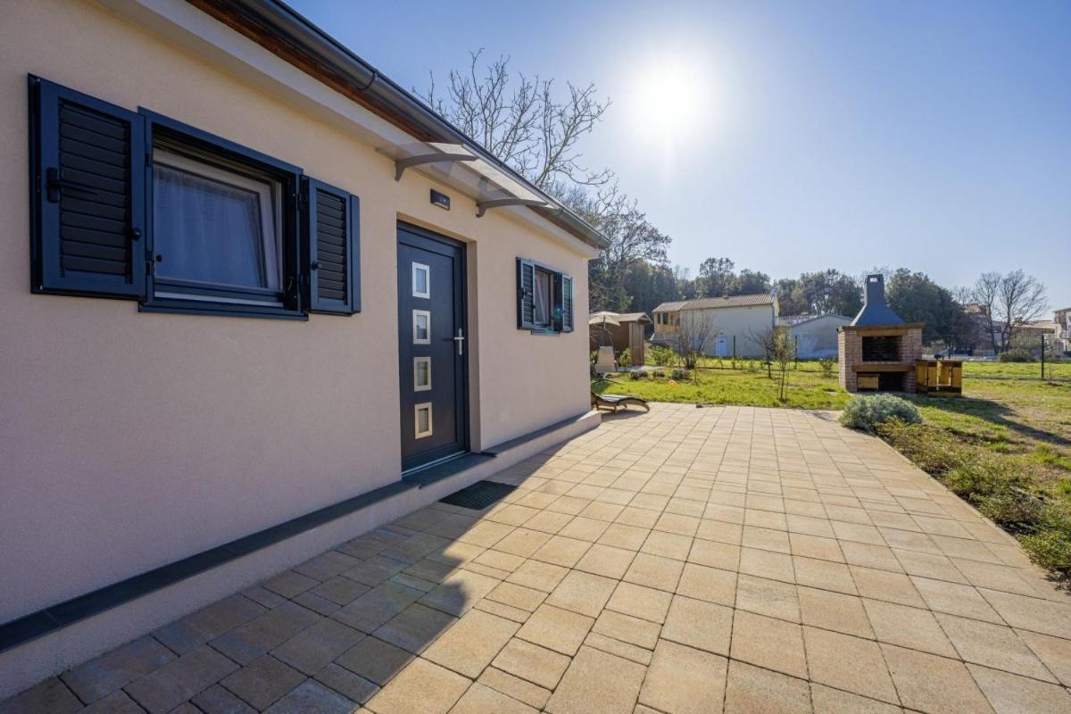 Modean In Pula - Haus Fuer 2-3 Personen Vila Exterior foto