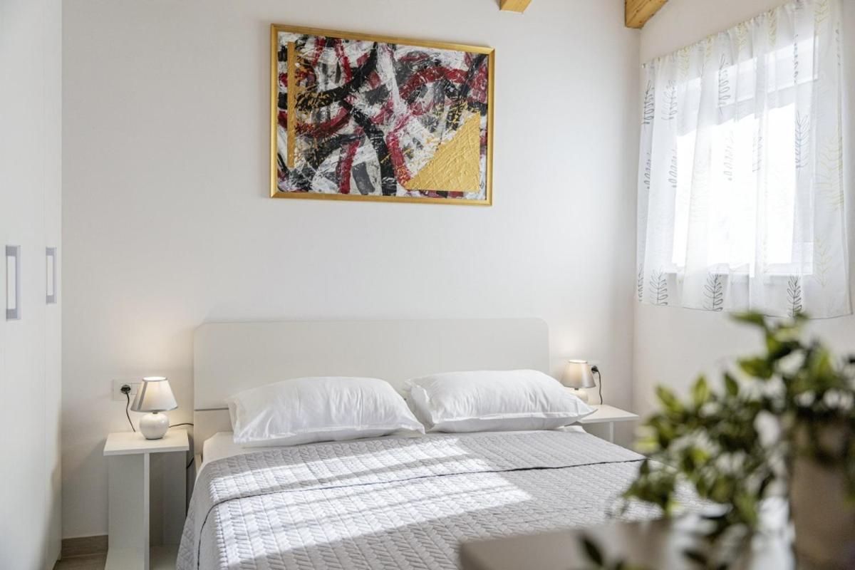 Modean In Pula - Haus Fuer 2-3 Personen Vila Exterior foto
