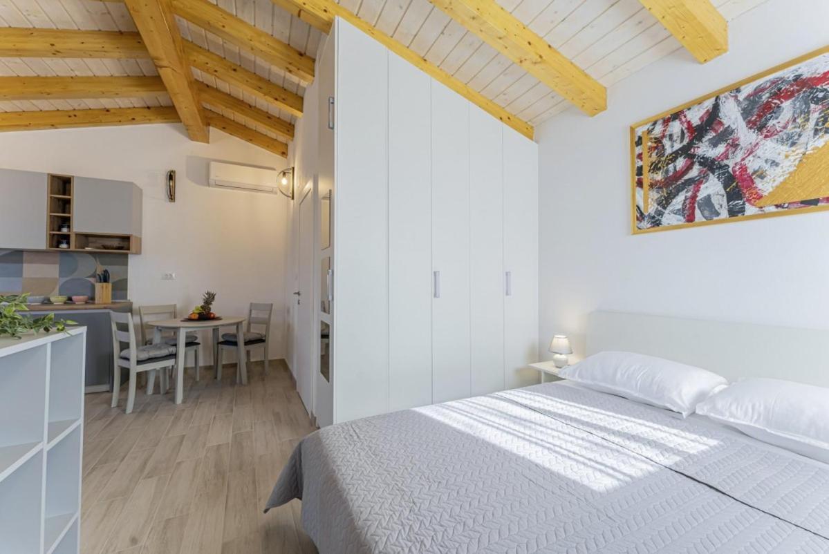 Modean In Pula - Haus Fuer 2-3 Personen Vila Exterior foto