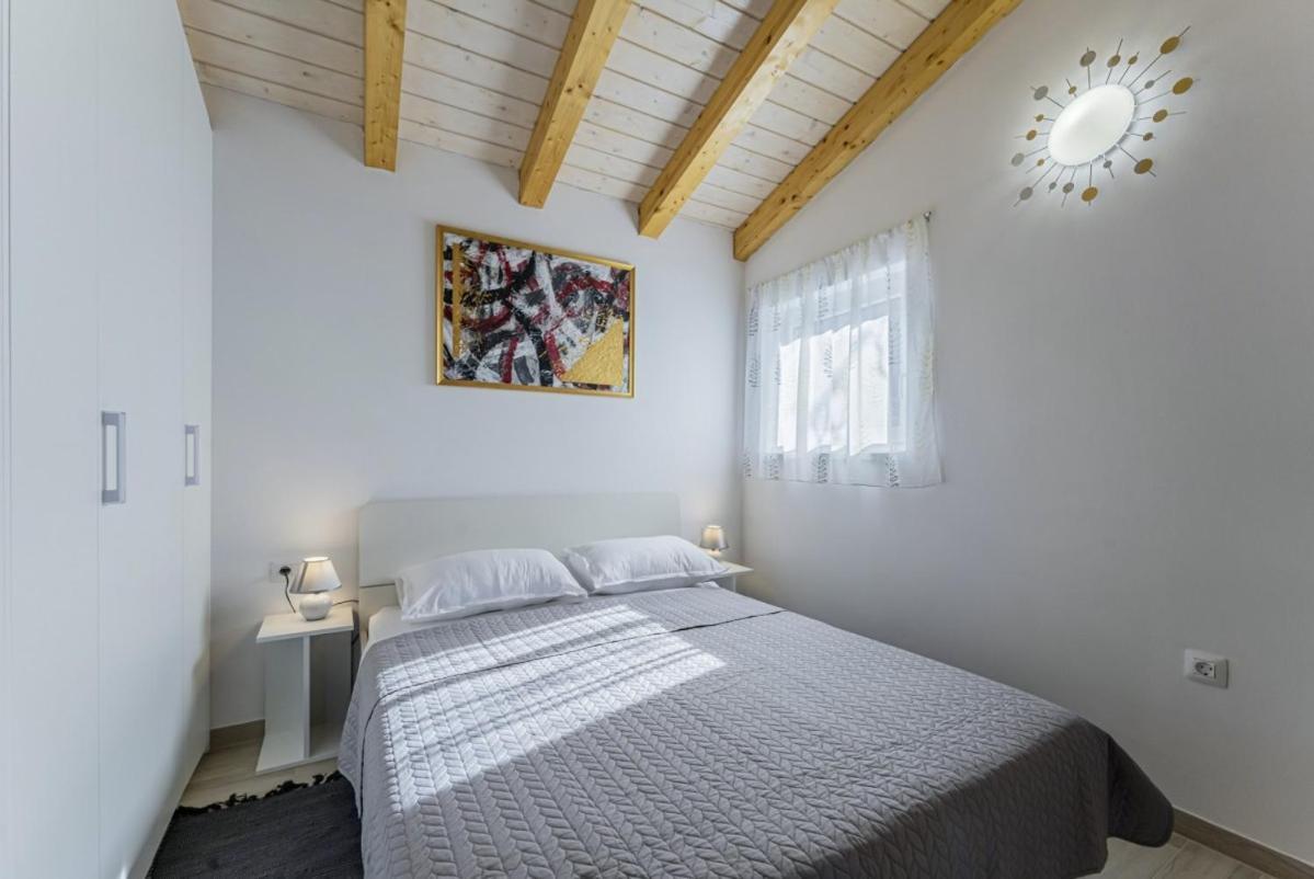 Modean In Pula - Haus Fuer 2-3 Personen Vila Exterior foto