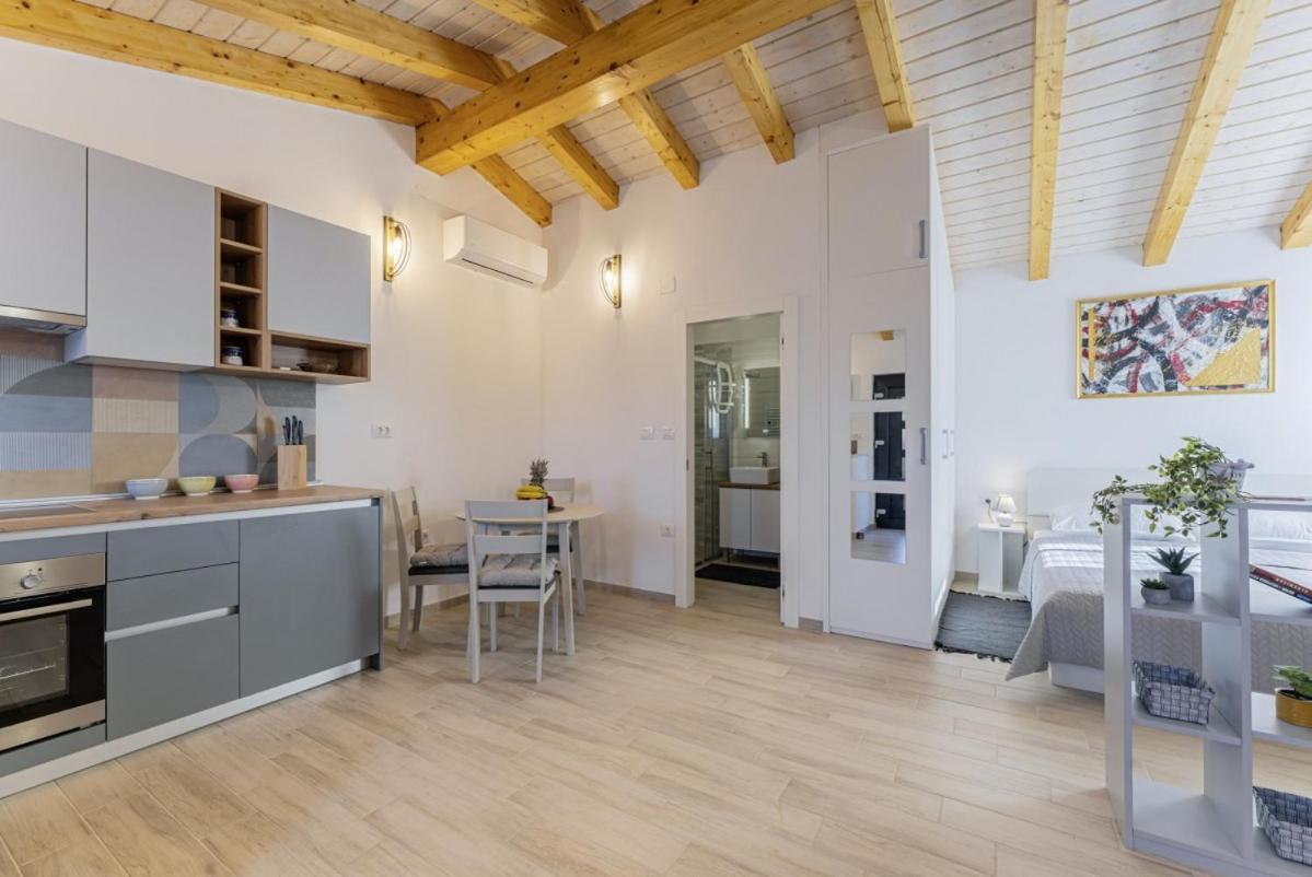 Modean In Pula - Haus Fuer 2-3 Personen Vila Exterior foto